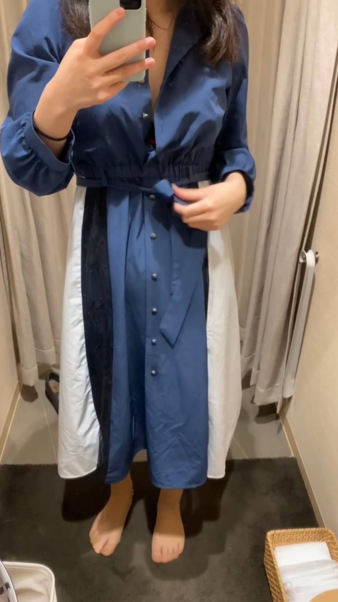 【ヤバイやつ】某有名洋服店の試着室でバレないように・・・ gallery photo 1