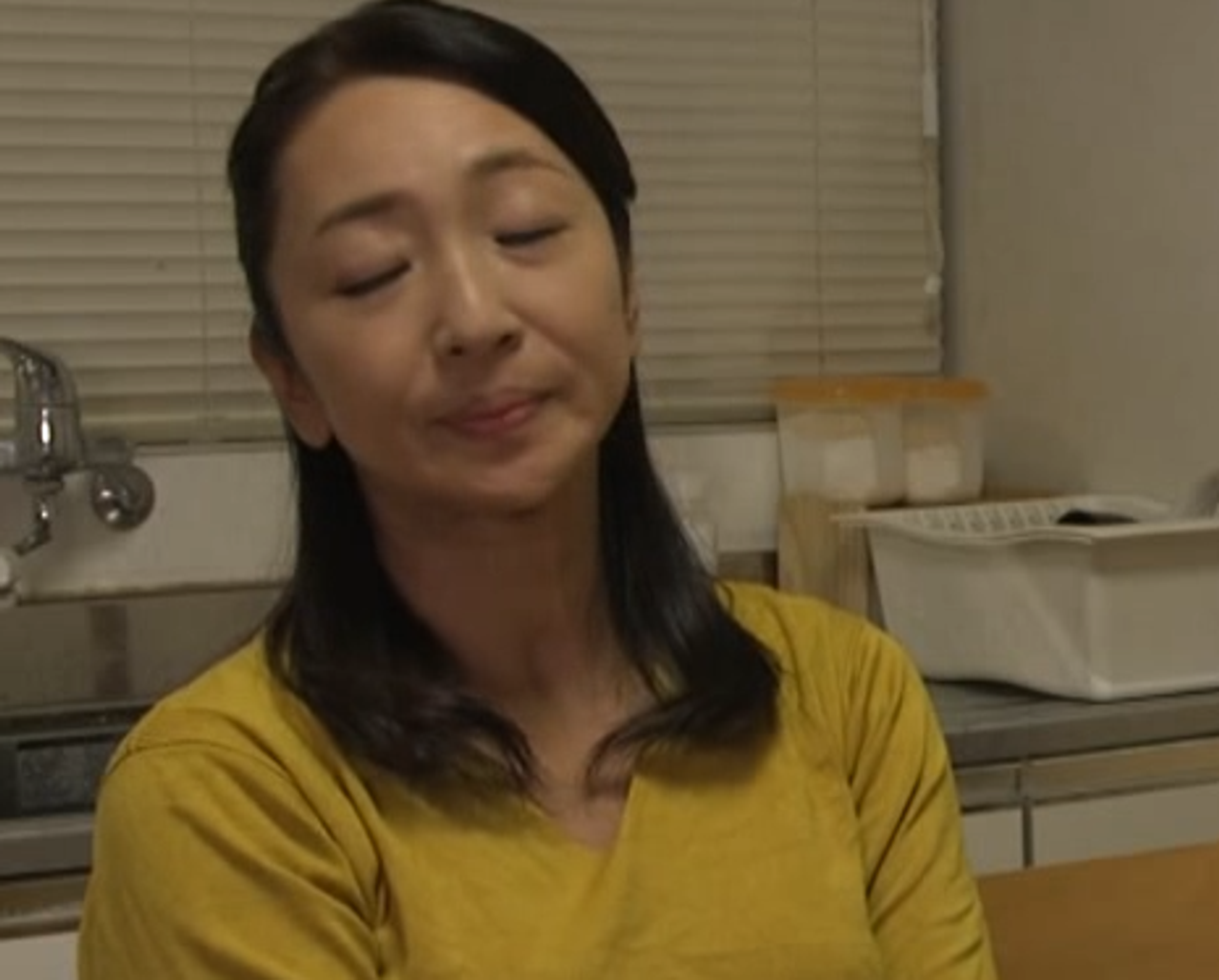 寝ている夫の横でのセックス gallery photo 1