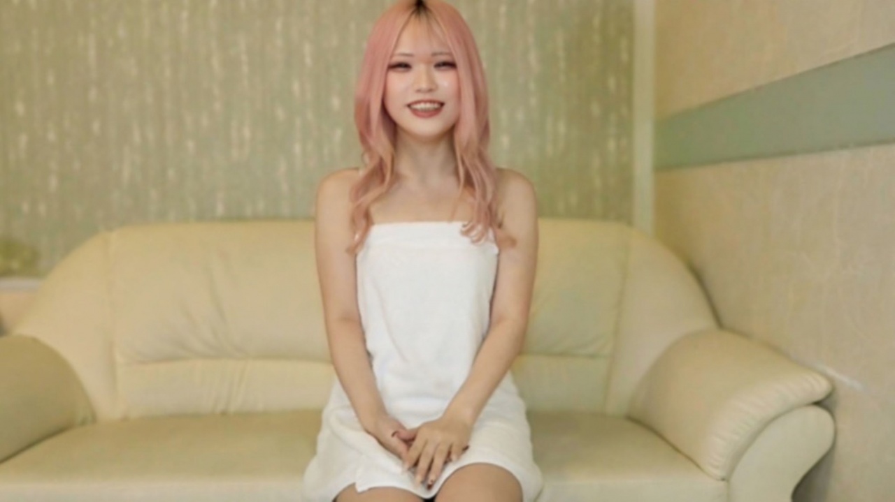 【無】メチャ可愛い！派手色髪系の女性はエロい…？「エッチなこと大好き⤴」らしいです！さらに初顔射に初中だし収録！※特典高画質 gallery photo 1