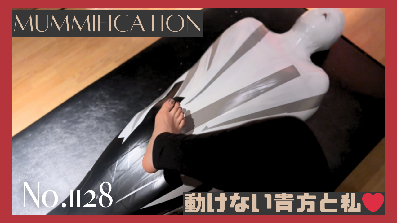 白とグレーと黒のビニールテープ巻かれたゴミ No.1128 gallery photo 1