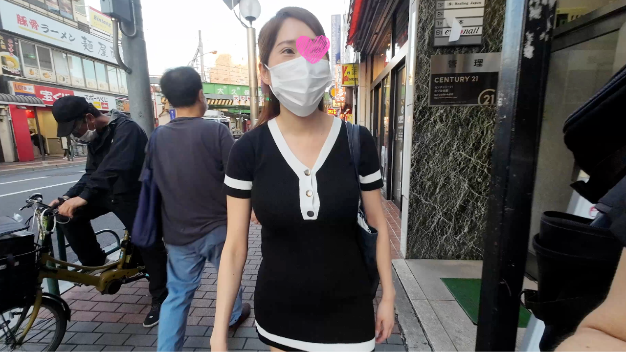 【ストリートマンコ図鑑】 Fカップくびれボイン保育士 涼*さん　ミニスカでナンパ待ち？　ストマンも快諾するヤバい　パイパン筋マンコ　レビュー特典あり gallery photo 1
