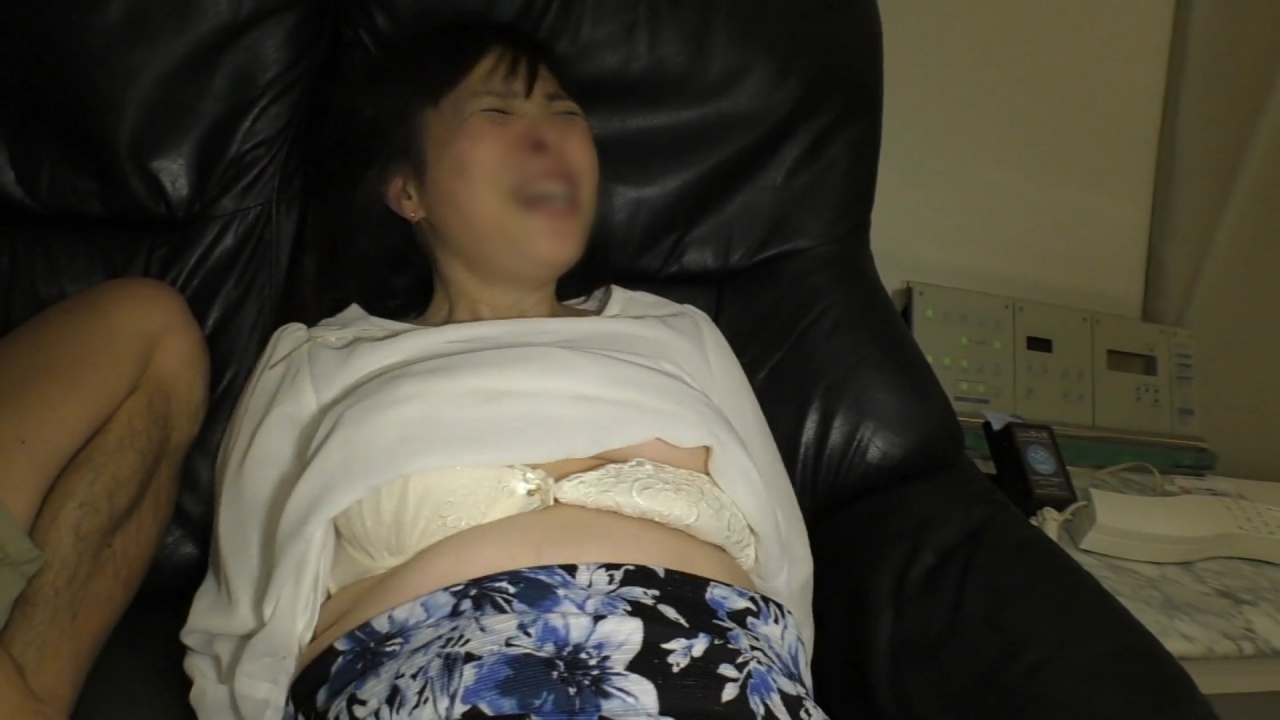 【個撮】穏やかな雰囲気、豊満ボディで包容*のある奥様。 乳首先、クリ先責めで発情！ 根元近くまで咥えながらのフェラで生ハメ懇願。 gallery photo 1