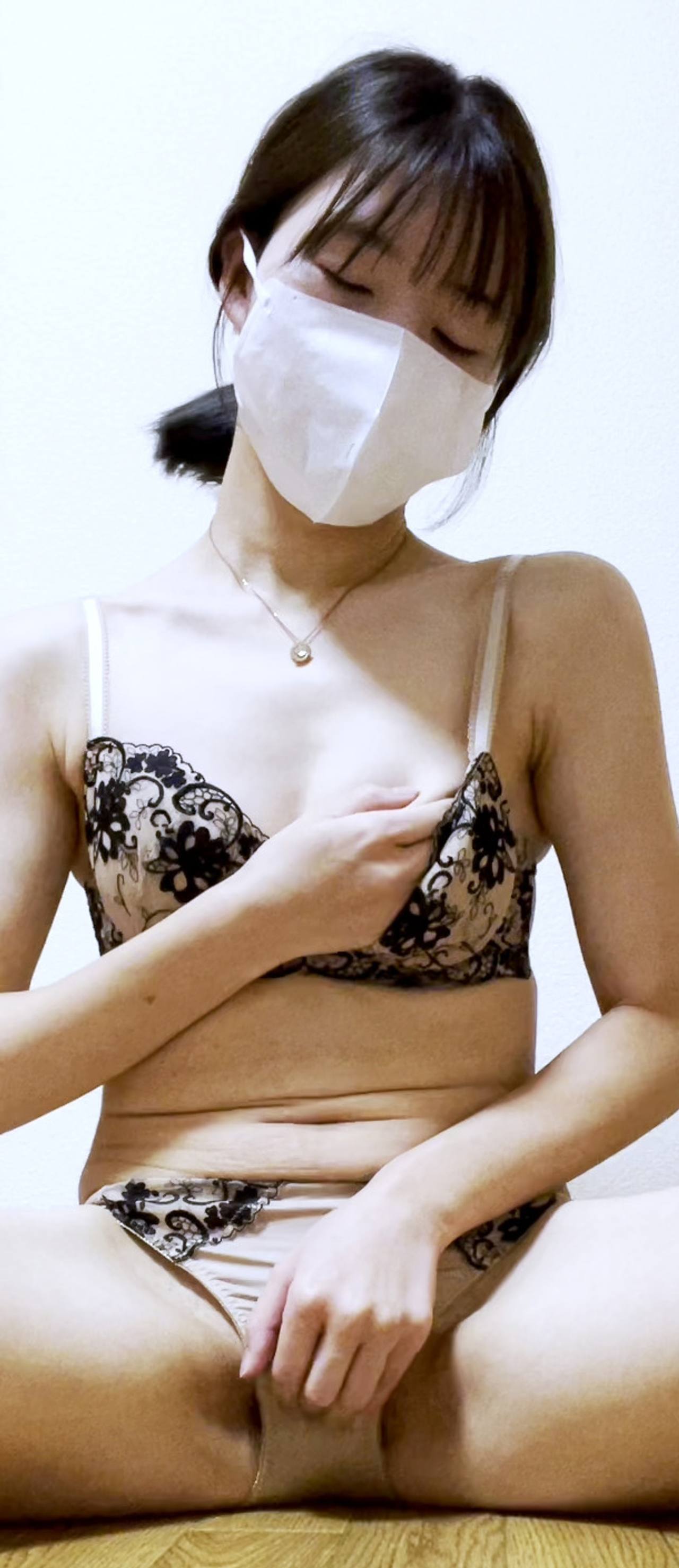 清楚剛毛人妻、自分で腰を動かしちゃう本気イキオナニー２０ gallery photo 4