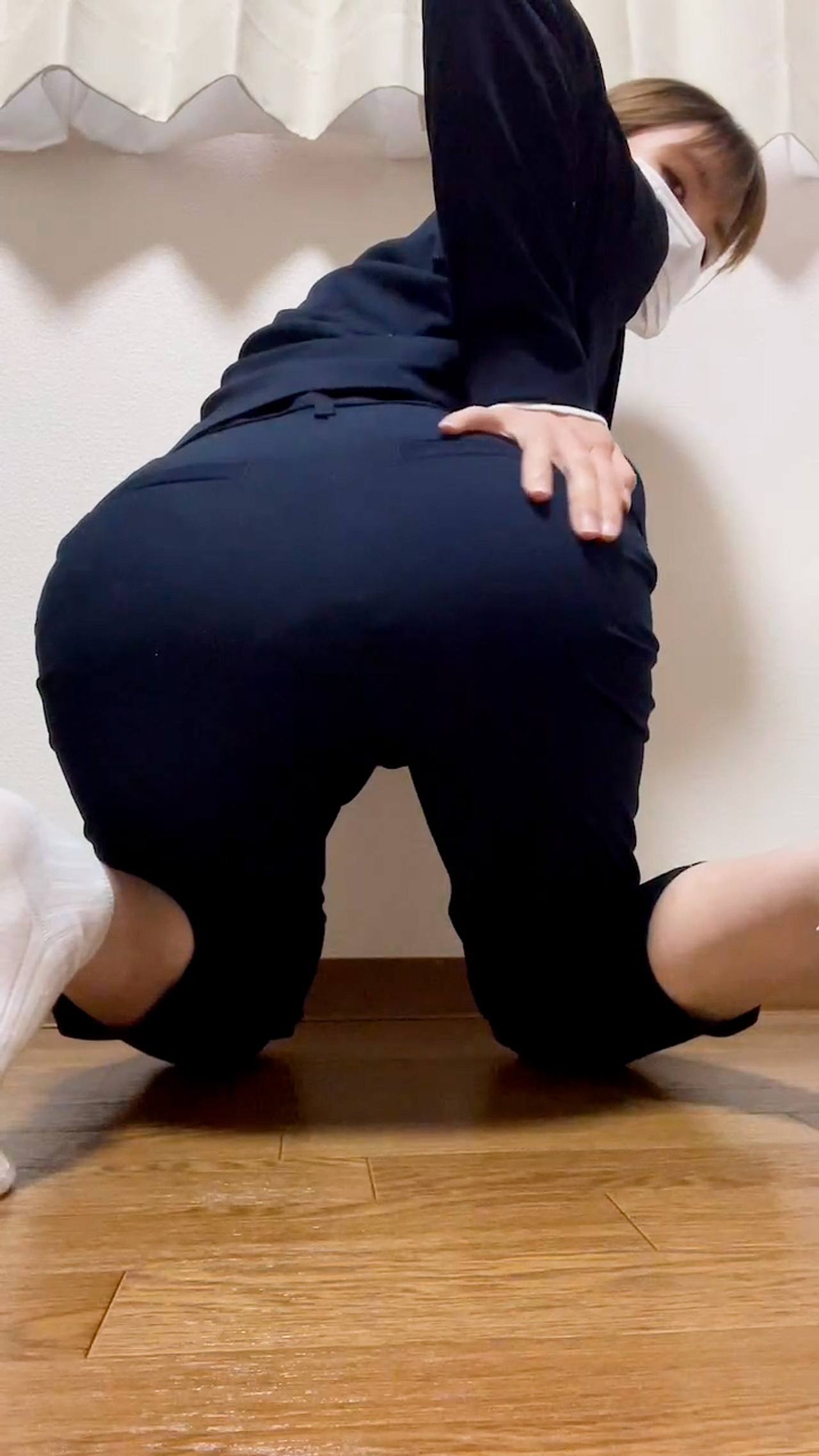 【10個限定価格】乳首ビンビン清楚剛毛人妻、スーツのまま本気イキオナニー２６ gallery photo 3