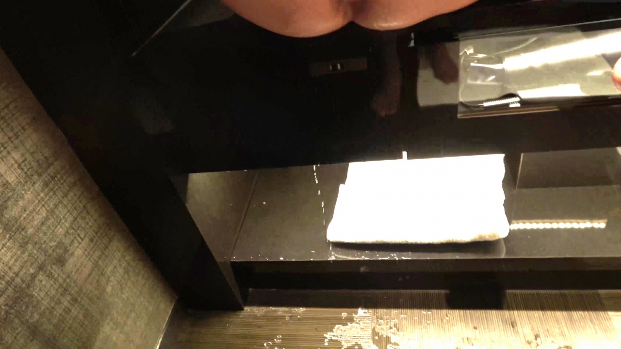 【4K】敏腕女社長が部下には見せられない下品なガニ股セックスで驚異の６連続射精！腰ヘコさせながら２８回のアクメと１９回の潮吹きで部屋中水浸し！ gallery photo 4