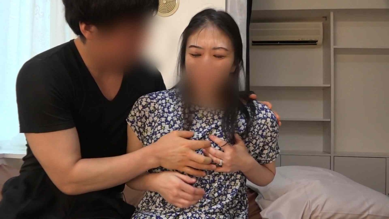 【個撮／人妻】ノリがいい清楚系四十路妻。久しぶりの愛撫に、身体がすぐ反応してオマンコびしょ濡れになっちゃってます。 gallery photo 1