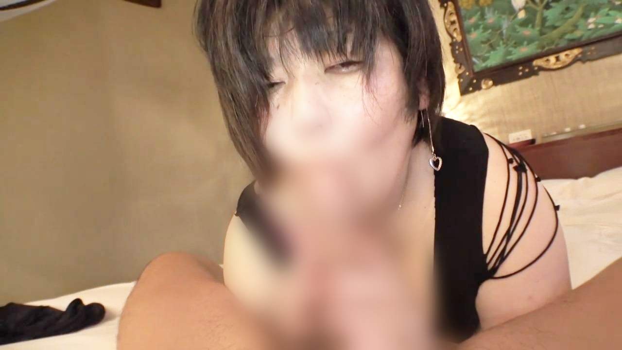 【中出し】豊満BODYのショートヘアー熟女◆臭いチ○ポを舐め回してザーメン抜き⇒望んでいた非日常なセックスでヨガリイキ！どっぷり膣内射精！ gallery photo 2