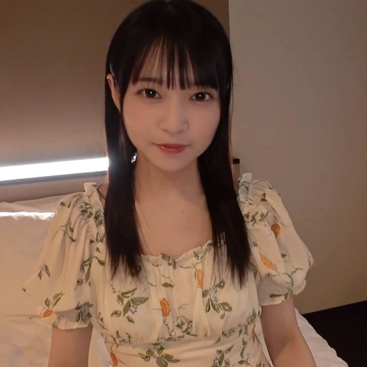【首絞性交】アイドル活動中18歳と孕ませ覚悟の生ハメ2回戦 人生初の生中出し＆涙目連続絶頂 gallery photo 1