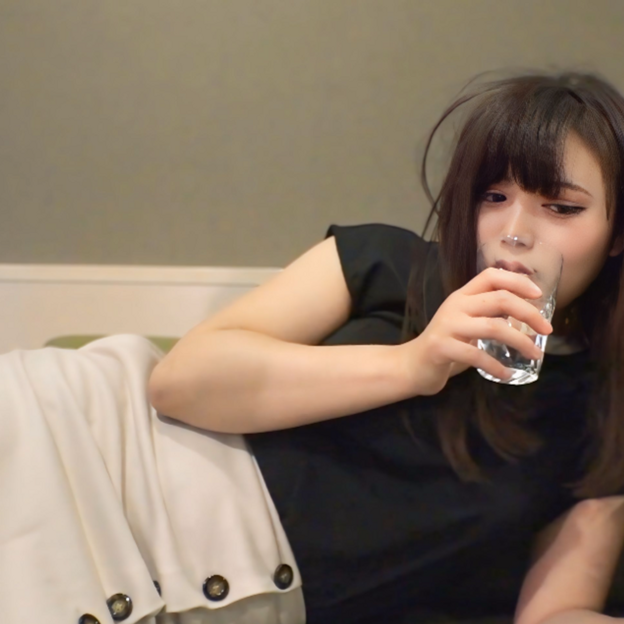 【18歳巨乳/個撮】都内の有名テーマパークキャスト。制服姿がSNSで拡散され話題になった同い年の色白美女とのプライベート秘蔵ハメ撮り映像を今回特別独占公開。初出し※数量限定 gallery photo 2