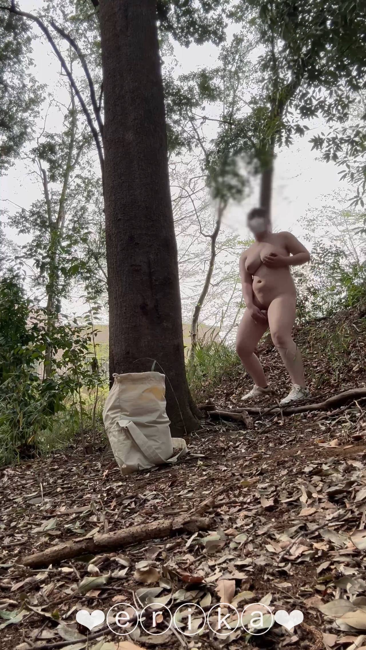 【19歳Gカップえりかの自撮り】☆彡公園で全裸になってディルドオナニーしました！下着になったら下乳がはみ出し過ぎえてめちゃえっち、、パンツ越しにわかっちゃうくらいすでに濡れてて今回も大興奮…/// gallery photo 6