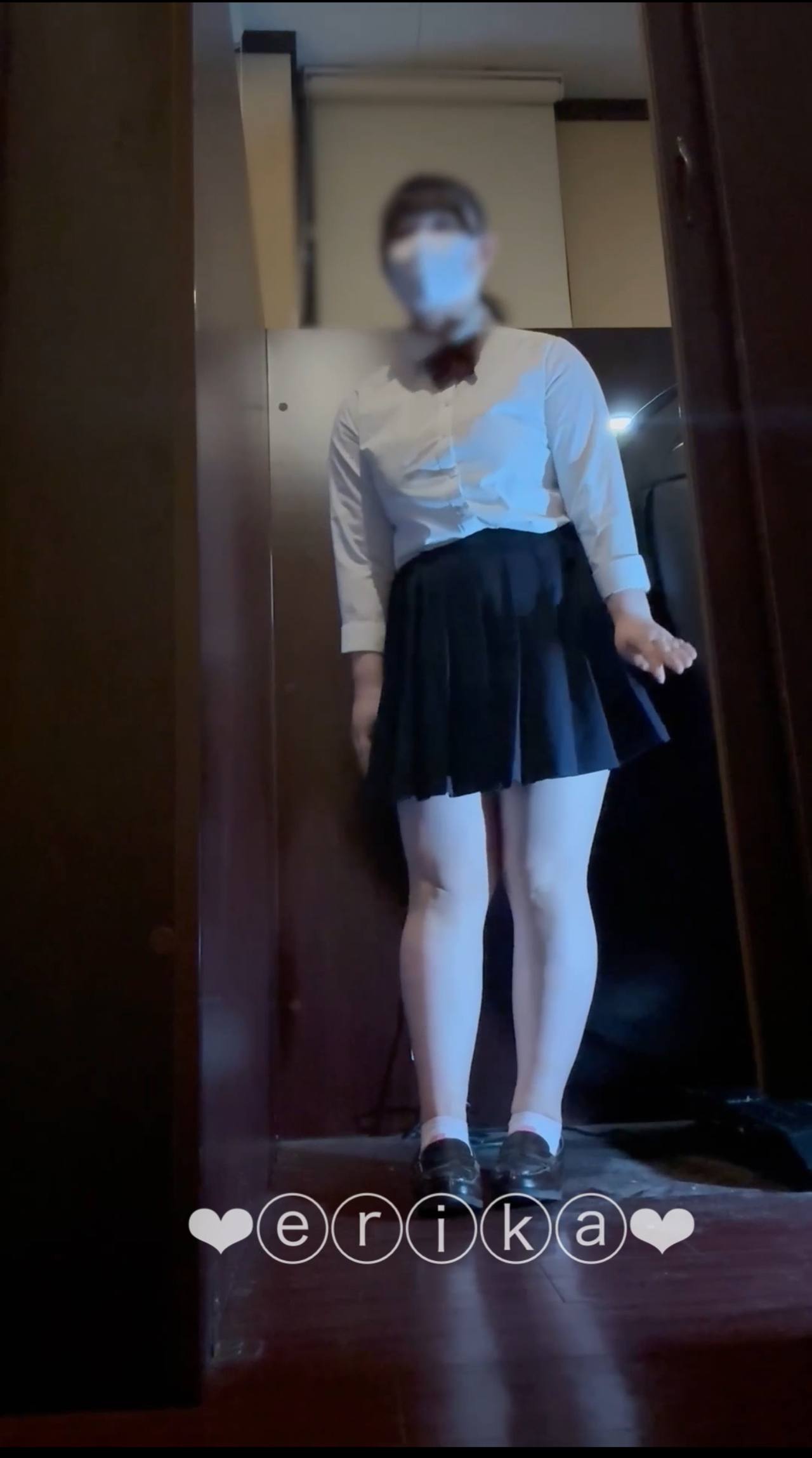 【19歳Gカップえりかの自撮り】☆彡ネカフェの扉全開で制服脱いで全裸でオナニーしました…他の個室には人がいて咳払いが聞こえたり足音聞こえる中でおまんこクチュクチュ音させながらオナニーしちゃった…/// gallery photo 1