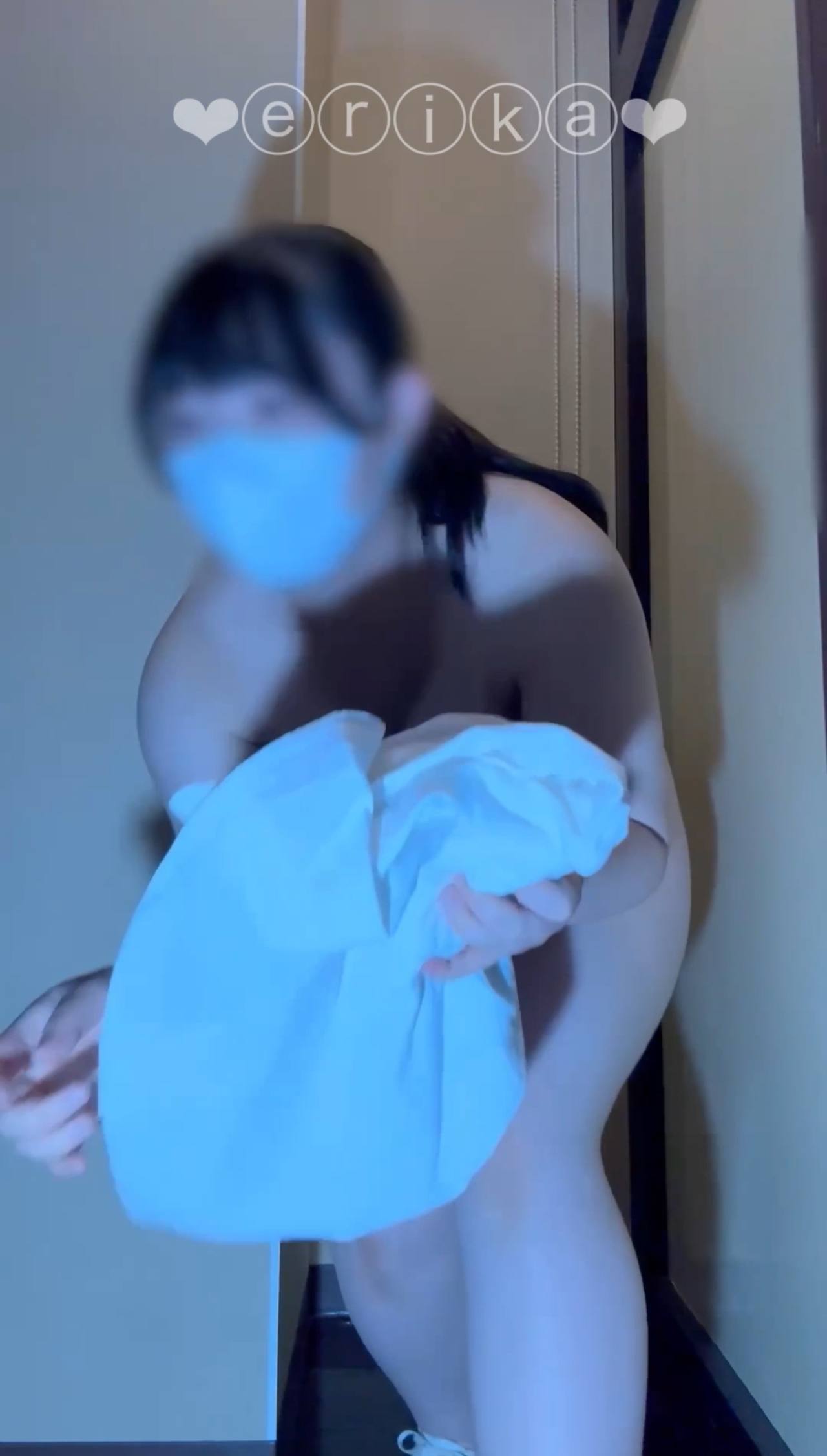 【19歳Gカップえりかの自撮り】☆彡ネットカフェの部屋の外で監視カメラがあるのに全裸になってディルドオナニー！！服を部屋に置いちゃっていたから人が来たら逃げ場がなくて、、ドキドキオナニーでした…/// gallery photo 4