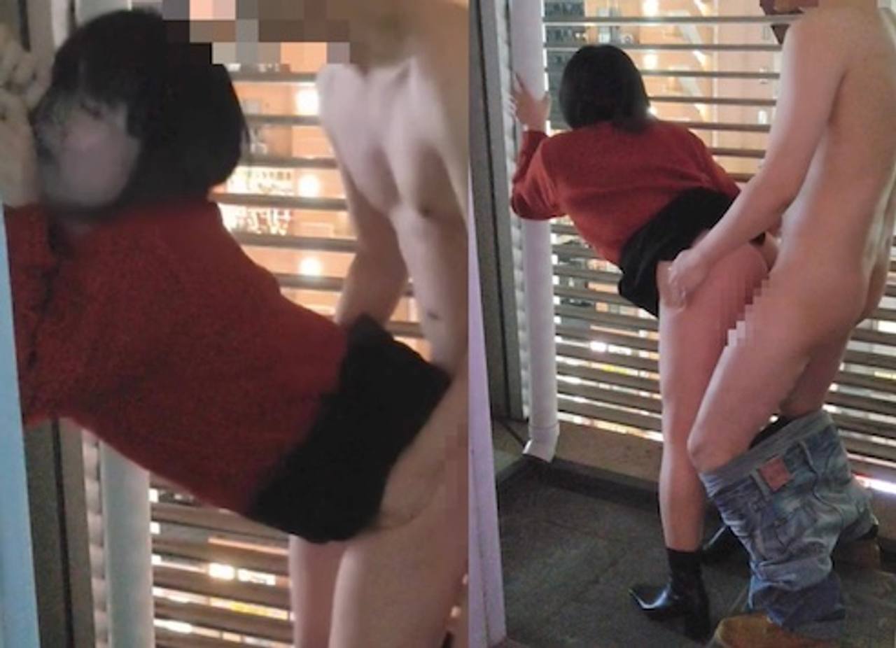 【野外露出編】人妻がカラオケの非常階段でベロベロ状態立ちバック生ハメ gallery photo 1