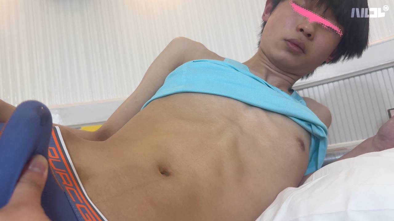 【先走りダラダラ四つん這い全開オナ】肌の透明感エグすぎるズルムケちゃん ハズキくん 18歳 4K《ハルコレ》 gallery photo 1