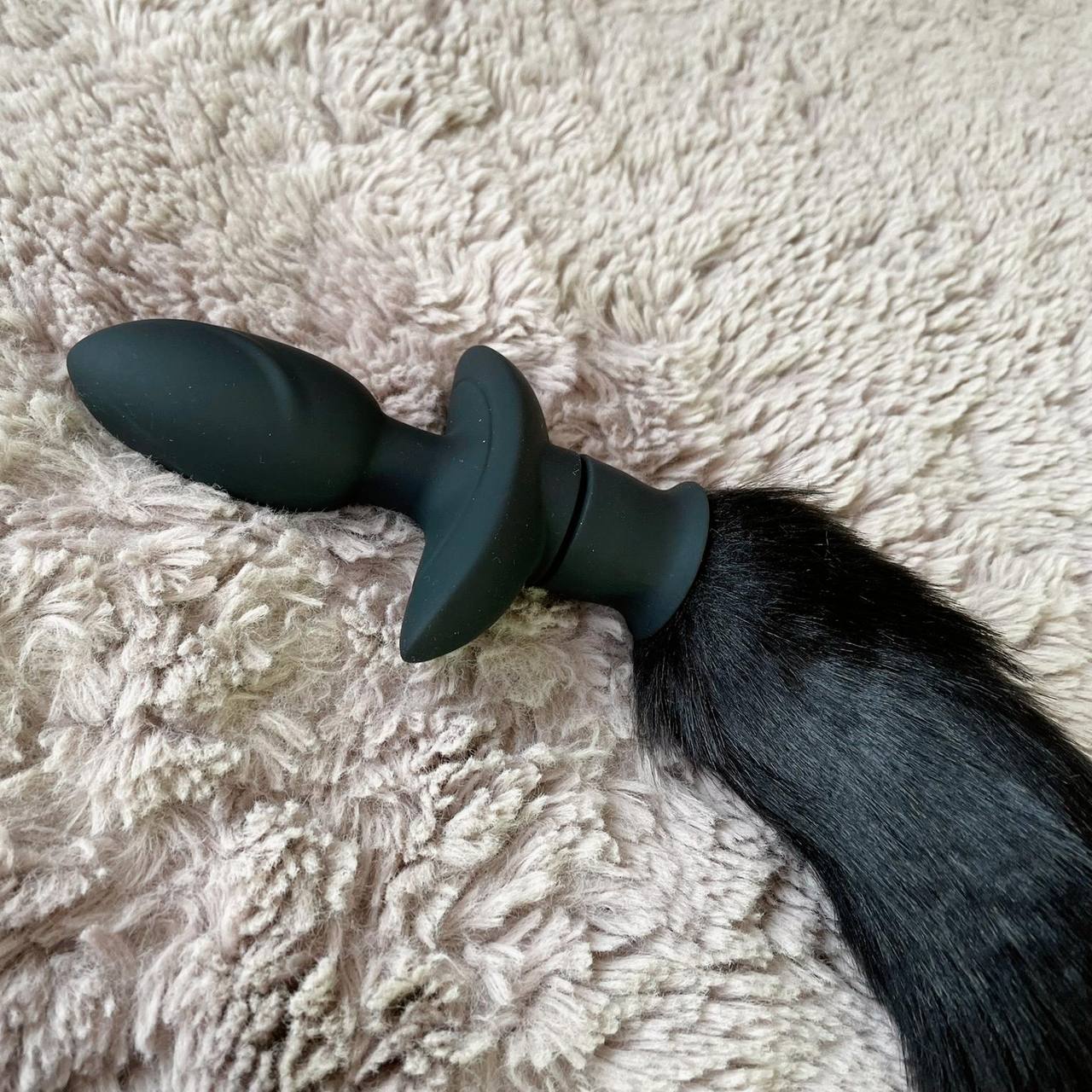 女友達と遊ぶ ふりふりバイブ　Playing with a rare adult toy with a female friend gallery photo 2