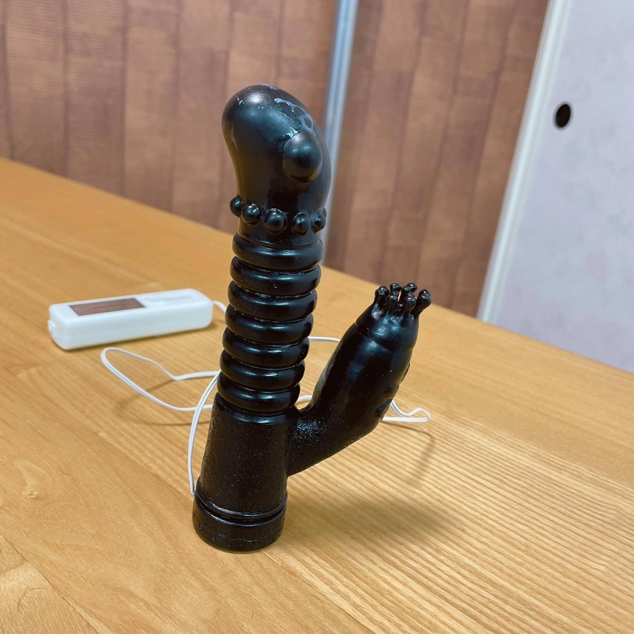 女性がテーブル上で磔されアクメ我慢　A woman is tied down on a table and cannot hold back from orgasm gallery photo 6