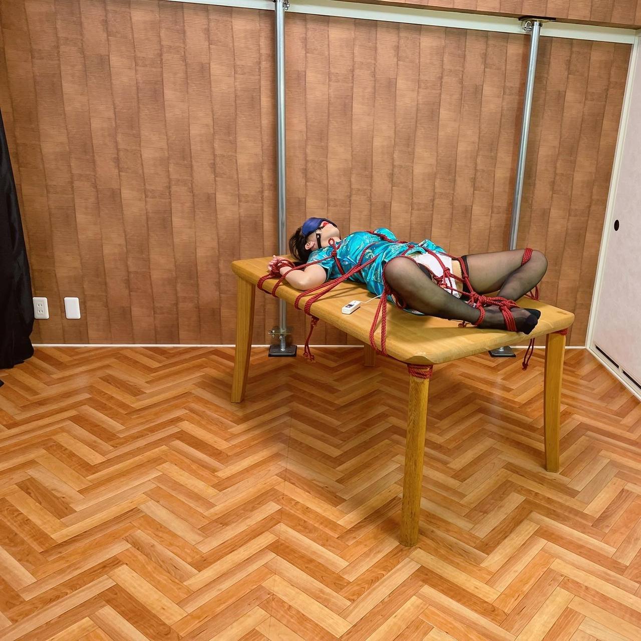 女性がテーブル上で磔されアクメ我慢　A woman is tied down on a table and cannot hold back from orgasm gallery photo 9