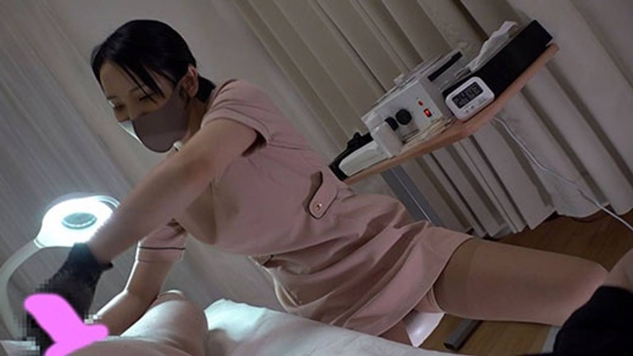 【VIO脱毛サロン施術風景】サテンパンツを丸出しにするセラピスト gallery photo 5
