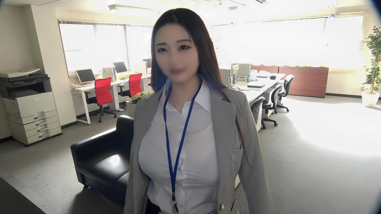 【Iカップ事務員】都内某所の爆乳OLとオフィスで大胆ハメ撮り。同僚のデスクの上で膣内射精されるハラハラ性行為。 gallery photo 2