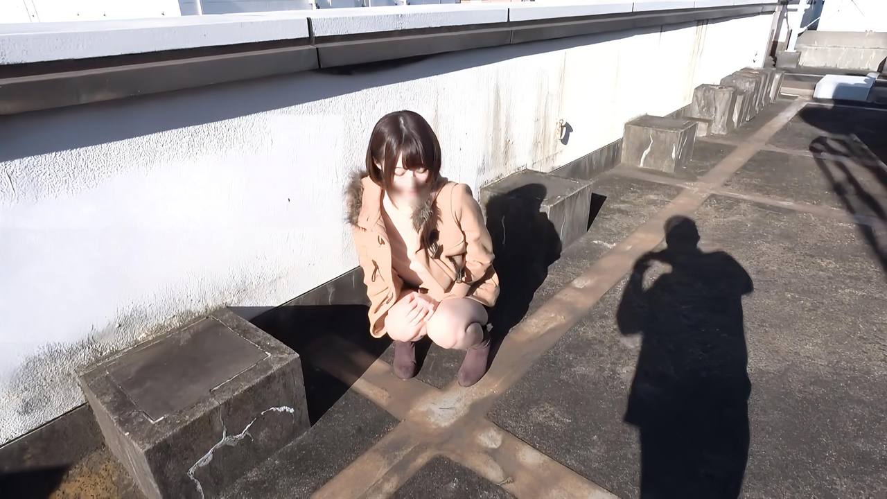 【野外ローター】名門**大に通うお嬢様18歳。周囲の視線を気にしながら野外ローター起動する羞恥プレイ→初貫通中出しまでの一部始終。※短期間販売 gallery photo 4