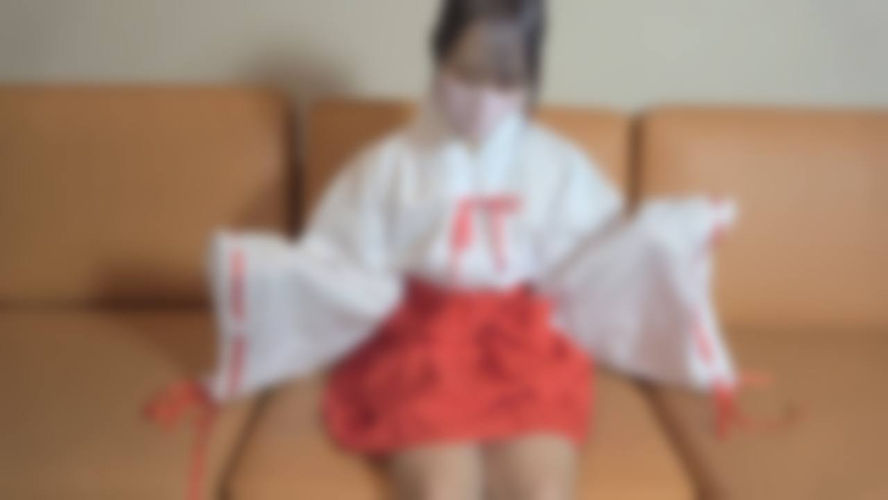 【個撮/素人】エッチな巫女さん登場。低身長かつ清楚な姿はまさしく巫女さんのイメージにピッタリ。パイパンマ〇コに大量中出しで種付けしていくっ gallery photo 2