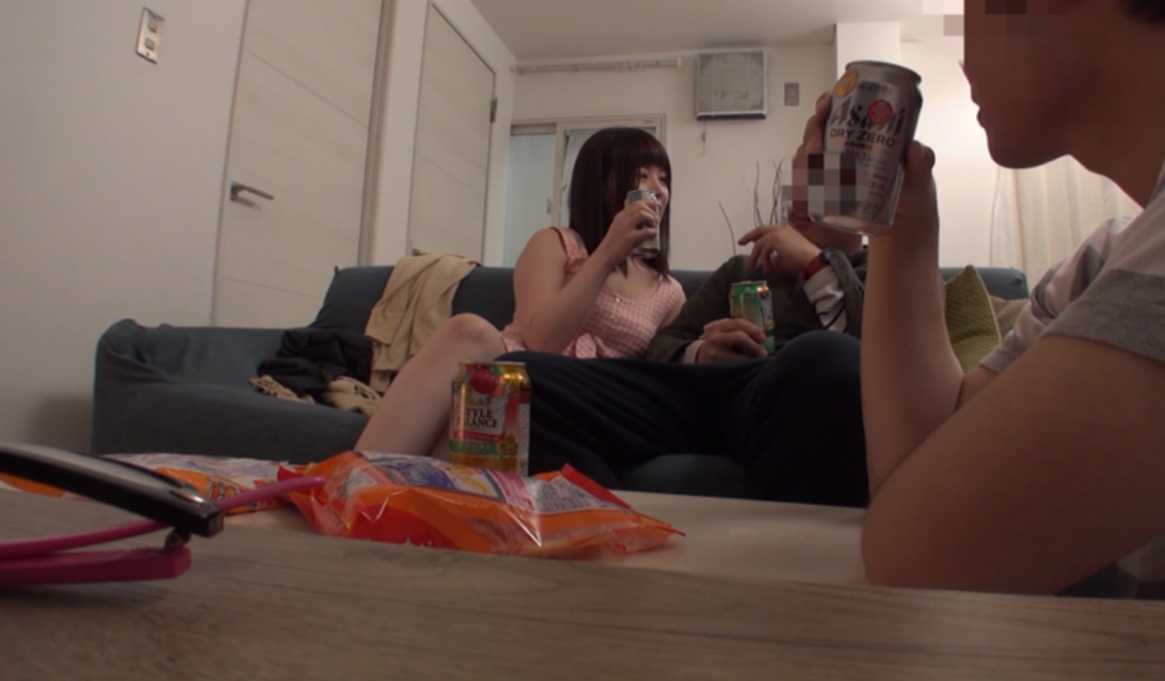 【黒髪清楚素人NTR】友達と彼女3人で飲んでたら友人に彼女が中出しで寝取られる清楚系ビッチ変態女と分かった映像… gallery photo 1
