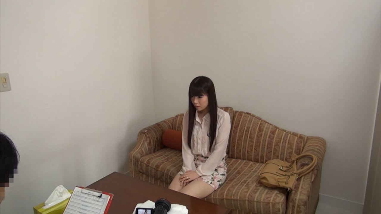 欲求不満人妻、愛撫に悶えて潮吹き＆痙攣イキ！まさかのドスケベが風俗面接！ gallery photo 1