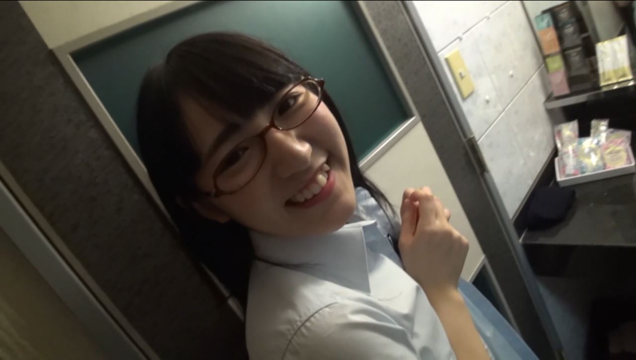【期間限定90％ｾｰﾙ中!】黒髪清楚でU2Oのメガネ美女が中出しされてめちゃくちゃやららしい顔になる動画 gallery photo 1