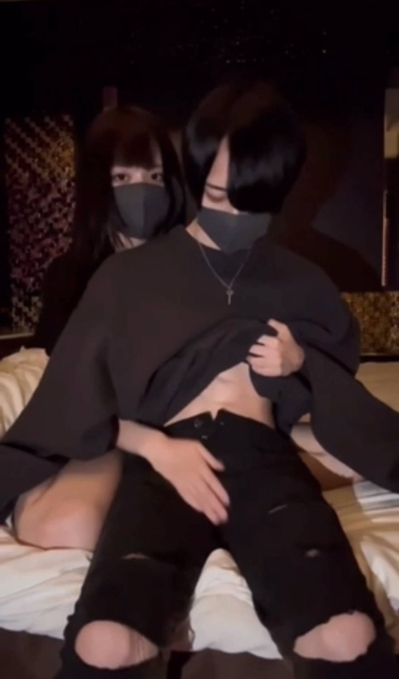 マスク外され大量射精♡ gallery photo 1