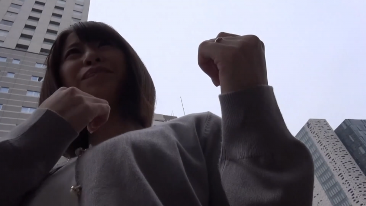 まん*に入れたおもちゃじゃ足りない！！大人のおもちゃのテスターになった奥様がそのままデカチンを求めて簡単に挿入＆即イキ喘ぎまくり！　10 gallery photo 1