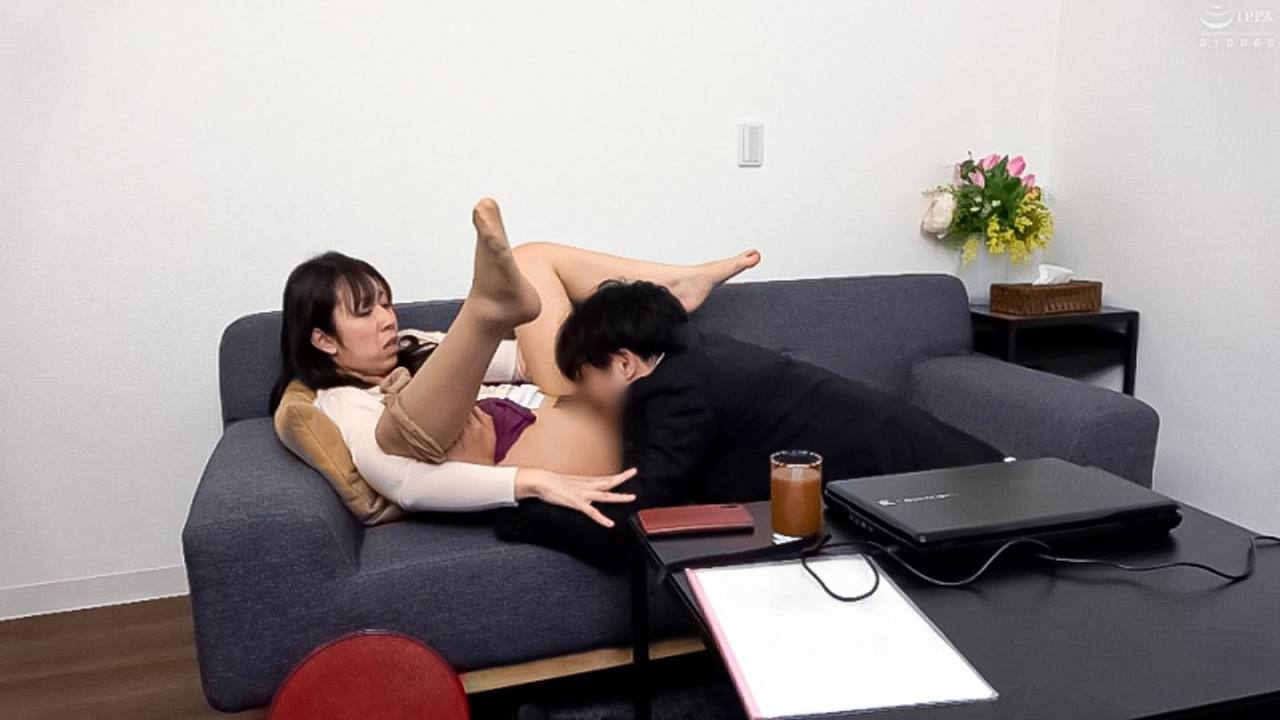 【ハプニング / 人妻】「ええ…今、業者の方がいらしてて…」旦那がいると言うのに誘惑に引っ掛かった人妻！2人きりの空間でメス臭を解放！【2/3】 gallery photo 2