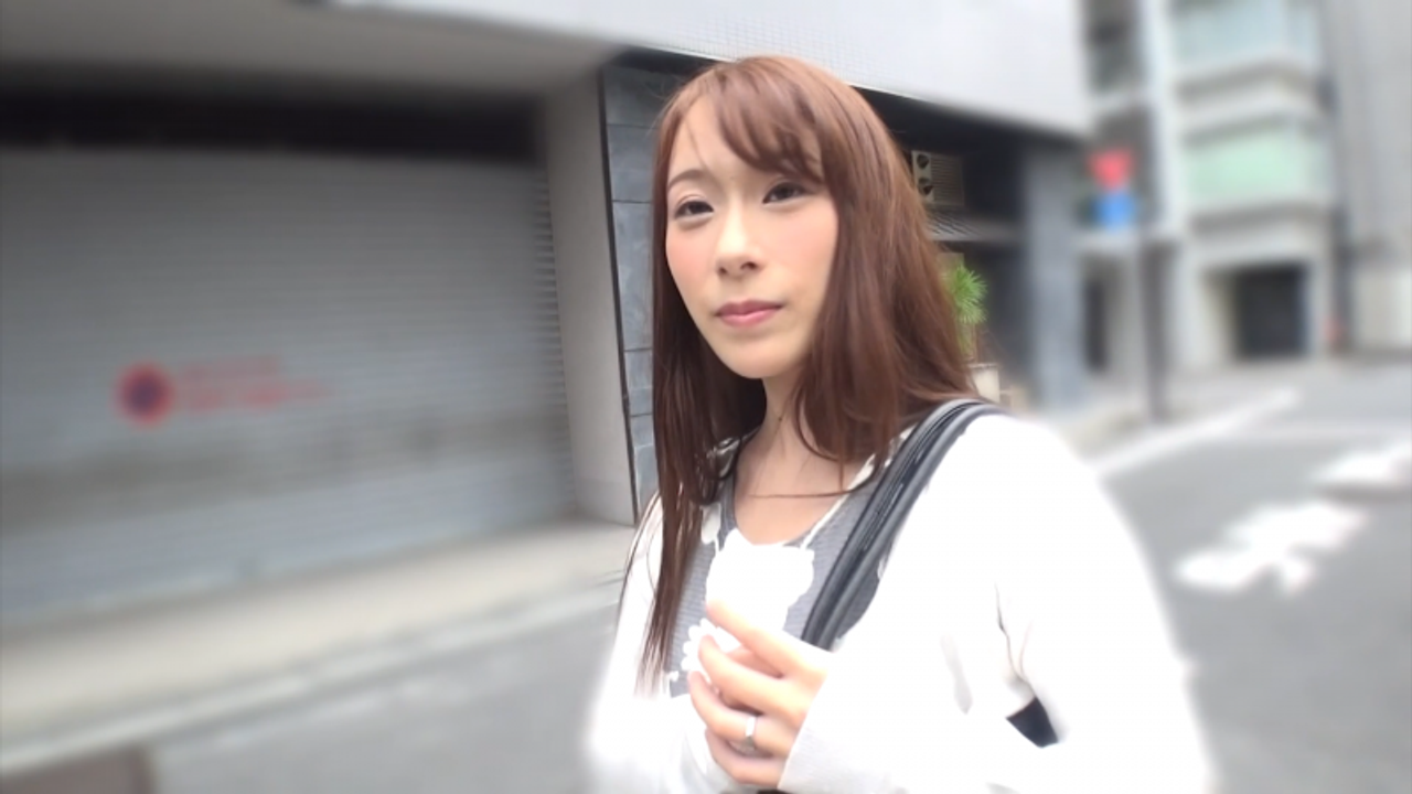 スタイルが良い人妻をナンパしたらAV男優に興味津々！欲求不満解消中出し！ gallery photo 1