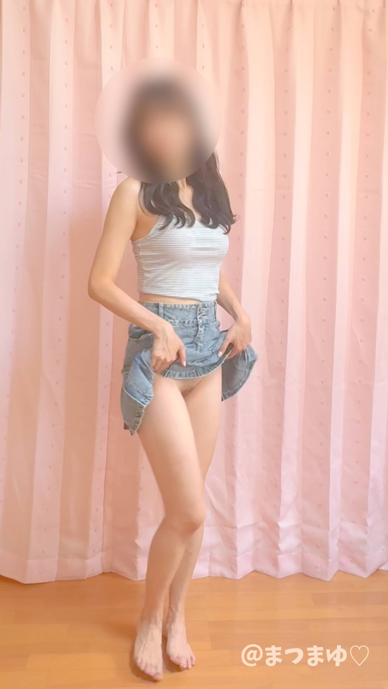 【全裸でアイドル踊ってみた】まっさらブルージーンズ、脱ぎ捨てて本気ダンス♡ gallery photo 1