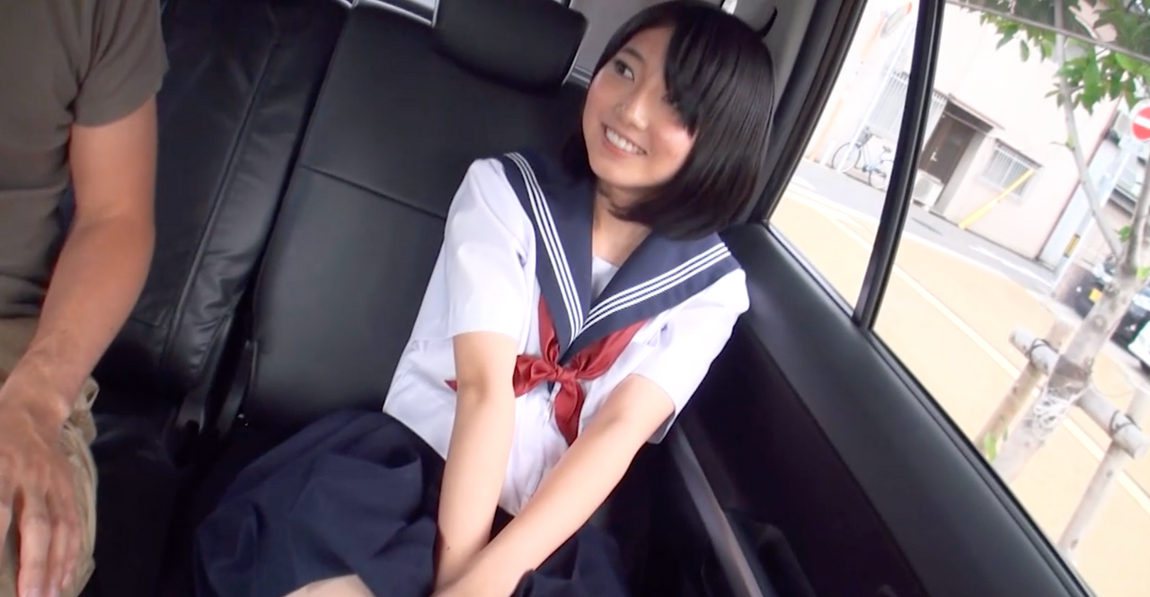 《４》付き合ったばかりの美大JDにクルマでフェラしてもらいました！ gallery photo 2