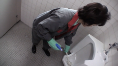 【ハメ撮り】トイレ掃除のおばちゃんとハメ撮り