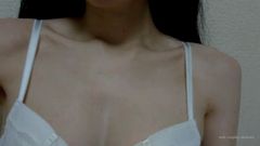 【自撮りカメラde投稿動画】 三十路・やせ形・色白の下着（胸・腋アップ）