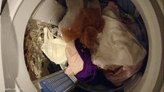 友人の美人奥さん（40代熟女）の洗濯機の中をチェック
