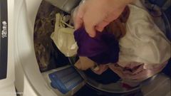 友人の美人奥さん（40代熟女）の洗濯機の中をチェック