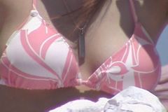 素・個「ＨＤ動画」胸チラ★超かわいいｗ黒ビキニの彼女の胸元谷間をどアップ観察