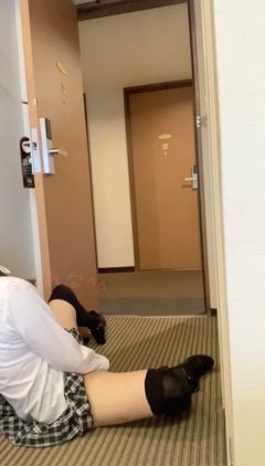 〈素人自撮り〉大学1**！泊まったホテルの部屋で扉開けっ放しにしてディルドオナニーしました、、廊下側向いて目隠ししてのオナニー、そして廊下の向かいの部屋の前にカメラ置いての撮影もしてみました、、