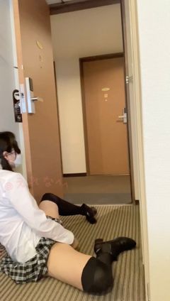 〈素人自撮り〉大学1**！泊まったホテルの部屋で扉開けっ放しにしてディルドオナニーしました、、廊下側向いて目隠ししてのオナニー、そして廊下の向かいの部屋の前にカメラ置いての撮影もしてみました、、