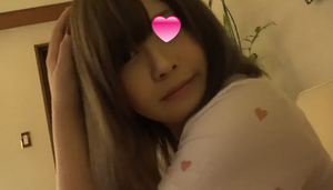【無修正】金髪系のギャル美少女が慣れない手つきでヤリチン男のチンポをしゃぶる