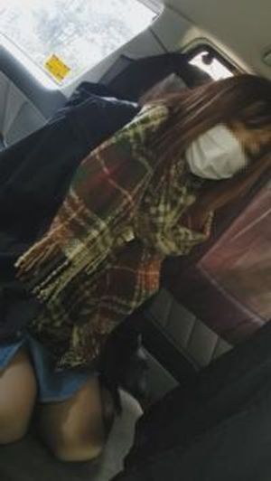 【個人】北国の美人妻を無理やり車に押し込み咥えさ犯して中出し