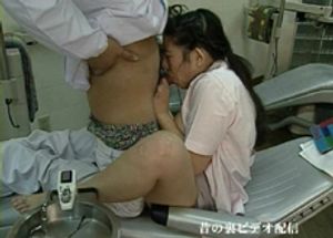 【無修正】歯科医院で皆が帰った後に看護婦さんが歯が痛いんでと先生のとこにやって来て診てもらいます。