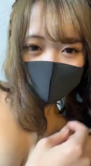 スマホ個人撮影 彼氏乱入でイチャつくスレンダー美乳の女の子