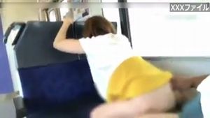 人妻が変態店長と不倫旅行中に走っている電車内で本番不倫行為する