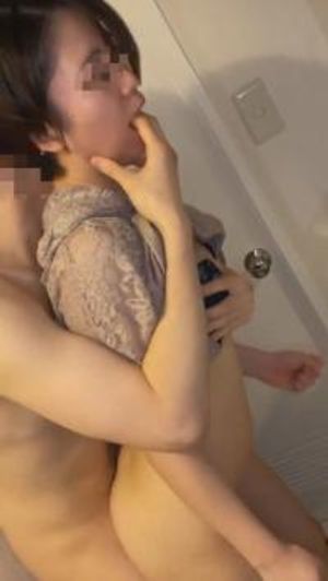 【個人】新居の洗面所で後ろから汚され、リビングで再び犯され中出しされる新妻