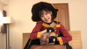 色白美巨乳な美人JDがめぐみんコスでねっとりフェラ奉仕?パイズリ?
