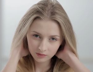 汚れを知らぬ美しい細身の乙女が、チ○ポの快楽に目覚めて犯されていくロシアの幻想SEX。ある日性の衝動に目覚め、やがて恋人と禁断の快感を味わってしまった娘は、その細身の美しいカラダで性の快楽に溺れていく