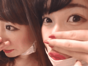 スゴイ量のお漏らしながら配信する美人おねえさん2人
